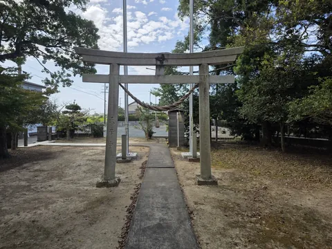 社殿側から石造鳥居と参道を望む。
