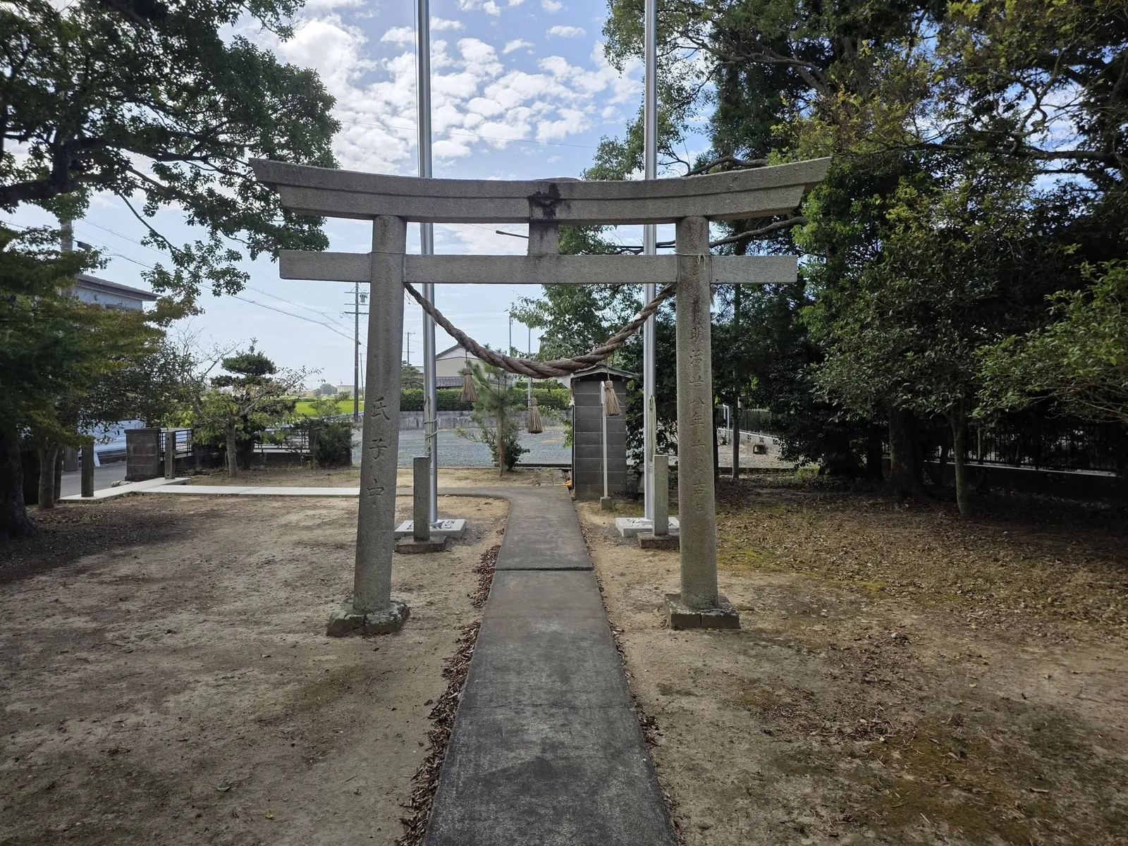 社殿側から石造鳥居と参道を望む。