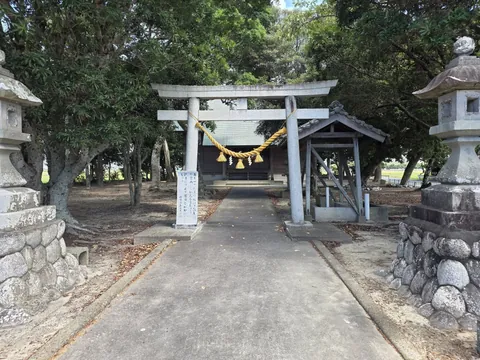 石造鳥居から藻山神社の社殿を正面に望む。