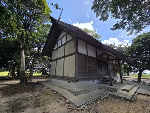 斜め前方から見た藻山神社の社殿。
