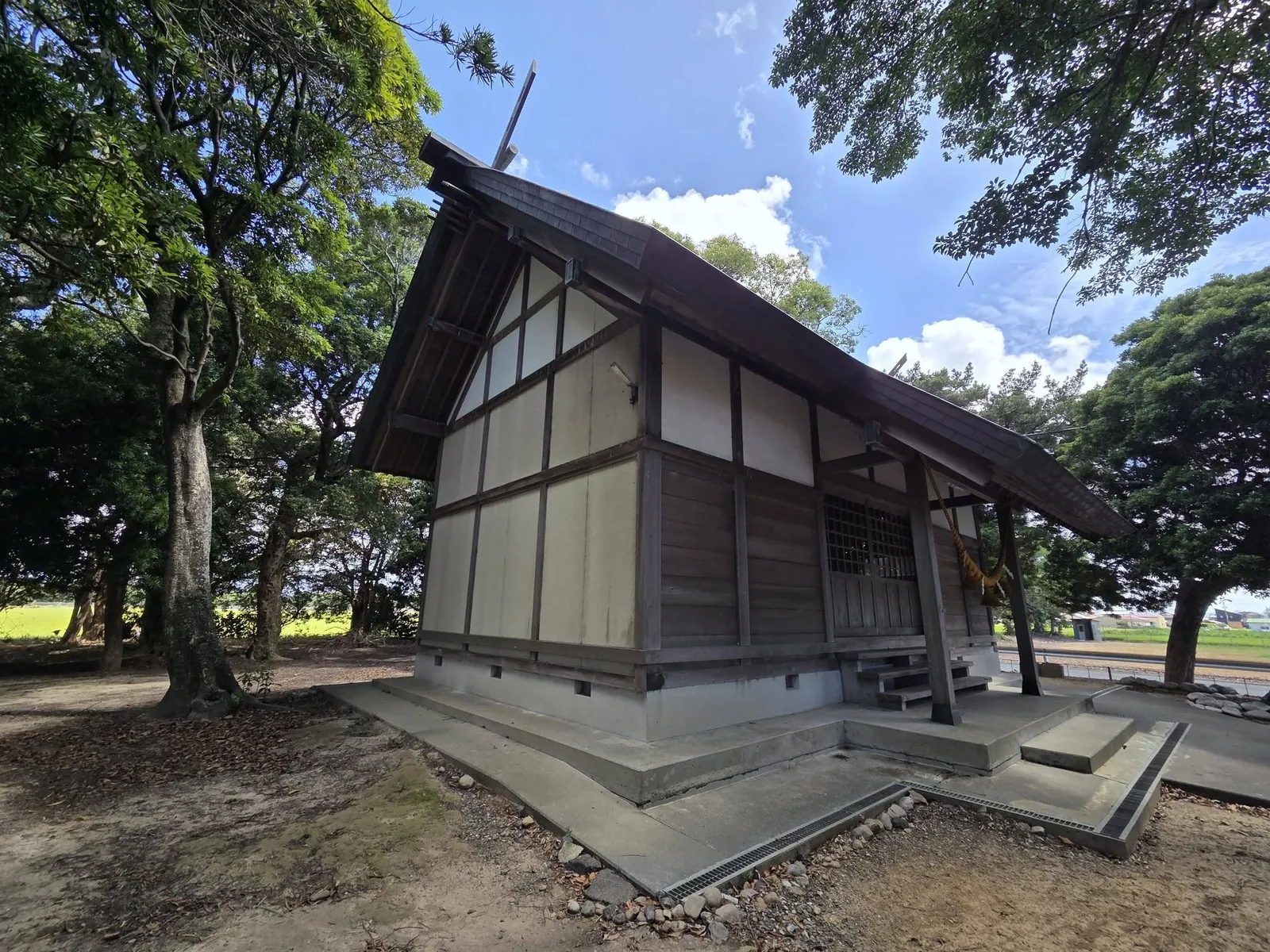斜め前方から見た藻山神社の社殿。
