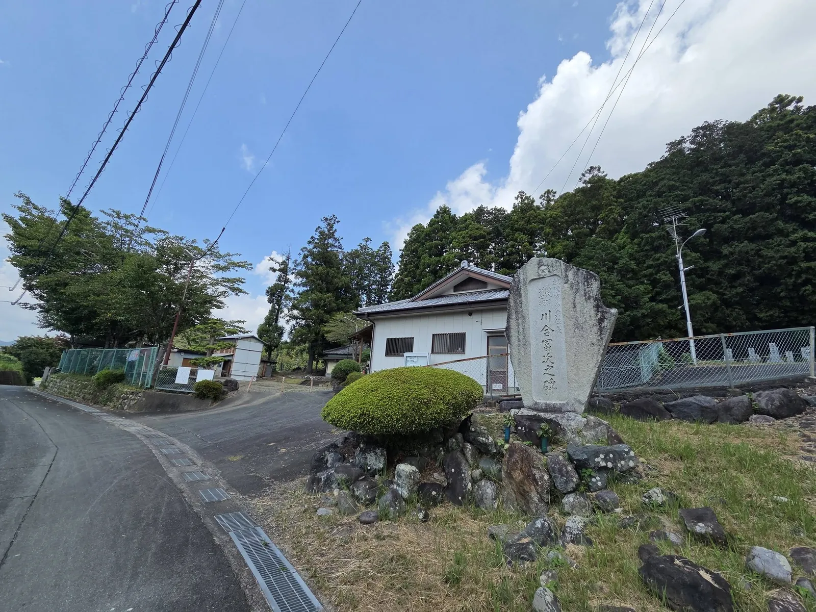 野部神社の社殿正面を近くから見る。