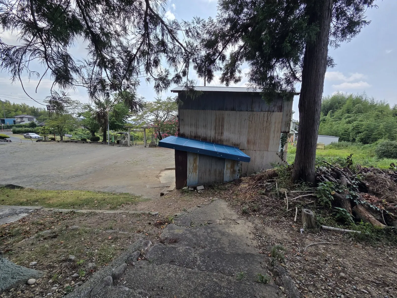 小橋を渡って鳥居へ続く参道。