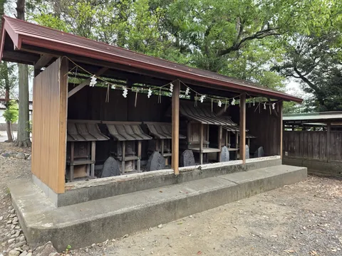 覆屋の下に並ぶ境内社。