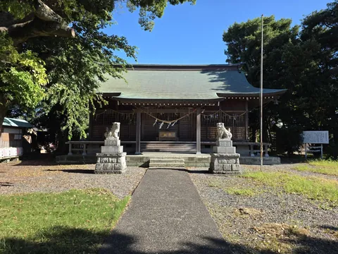 六社神社：参道正面から見た六社神社の社殿。