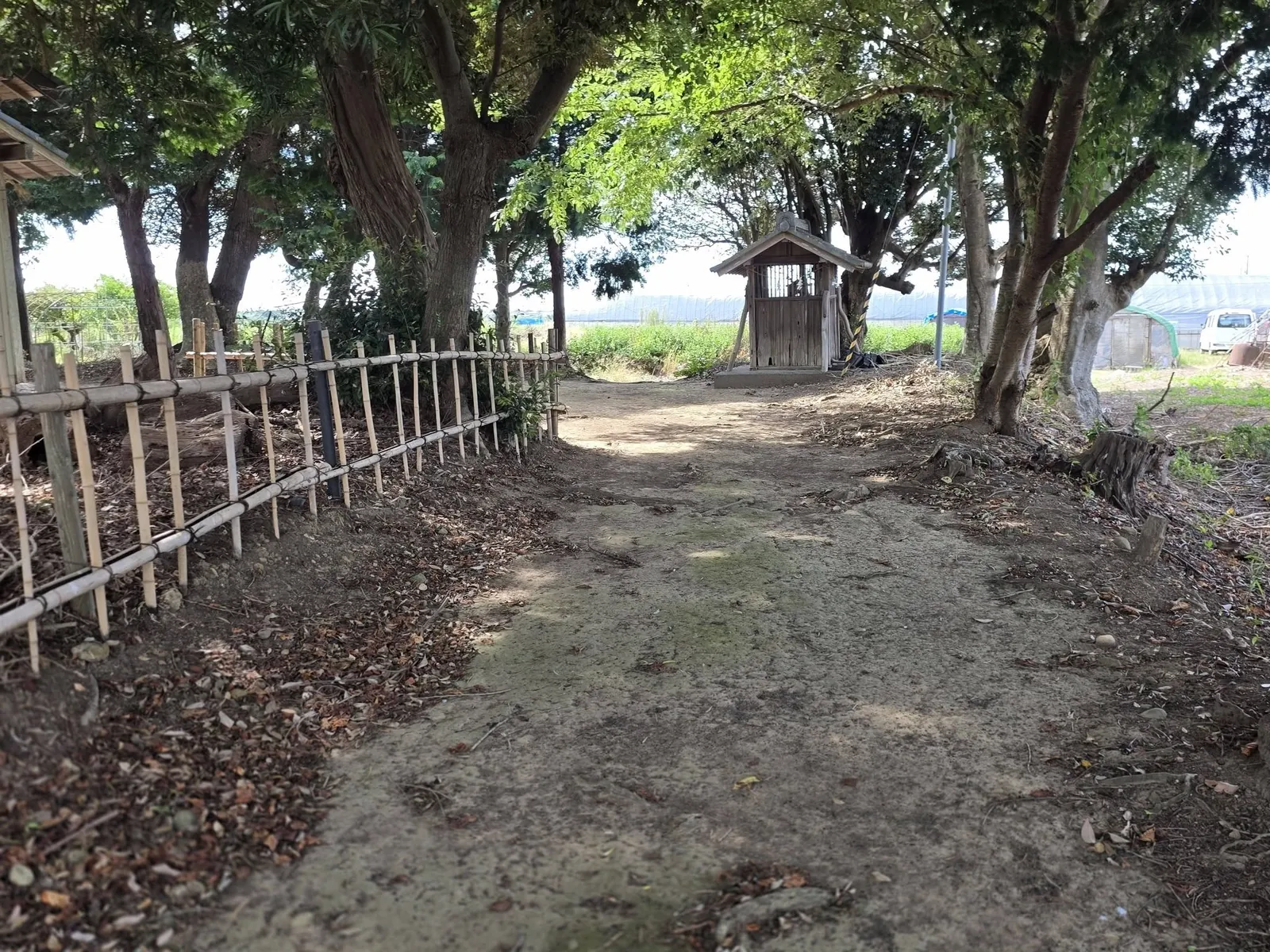 竹垣沿いの参道の奥に、木造の境内社（祠）が見える。