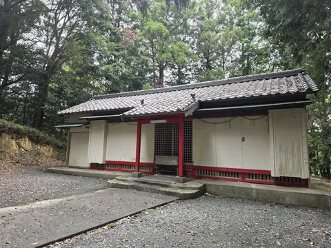 社殿を斜め前から見る。切妻屋根と白壁の外観を記録する。