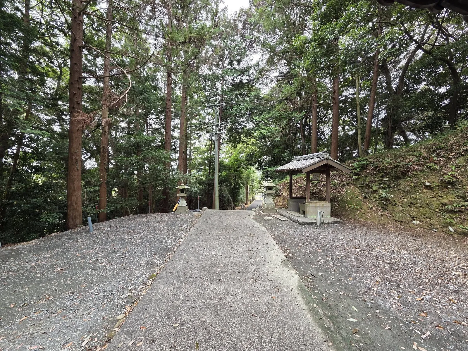 境内上段から石段方向を見る参道。右手に手水舎が立つ。