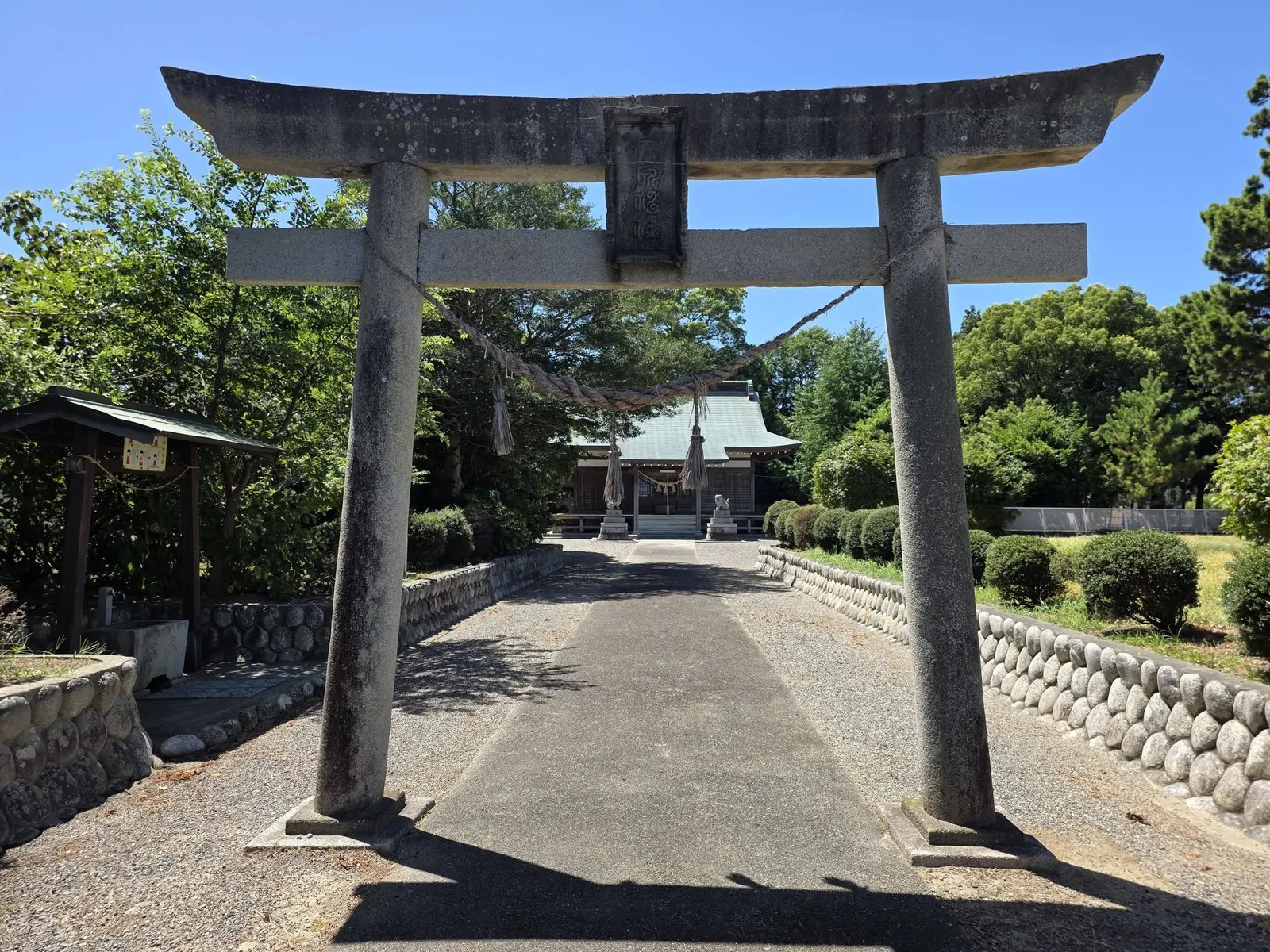 鳥居越しに望む六所神社の社殿。