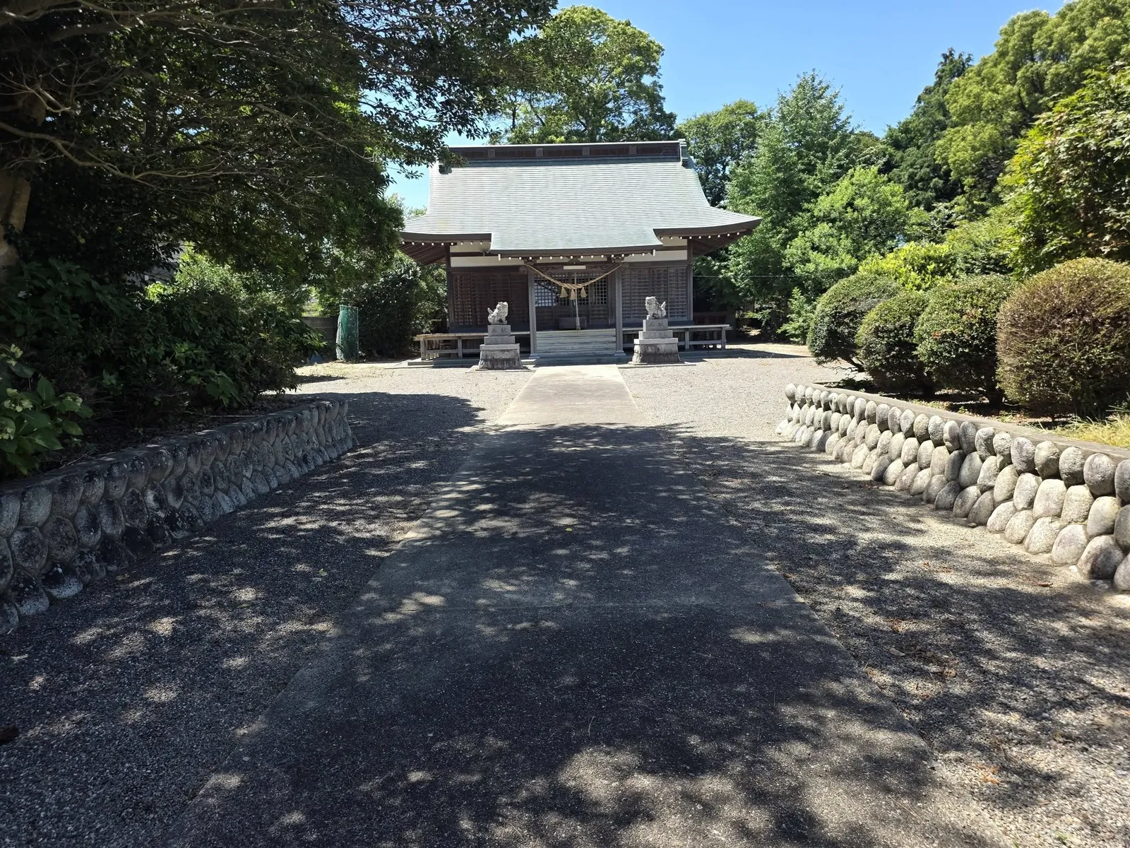 参道から望む社殿。