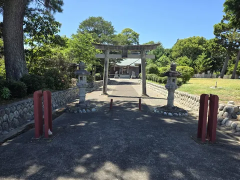 境内の鳥居と石灯籠。