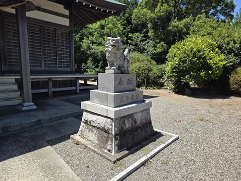 社殿前の狛犬。