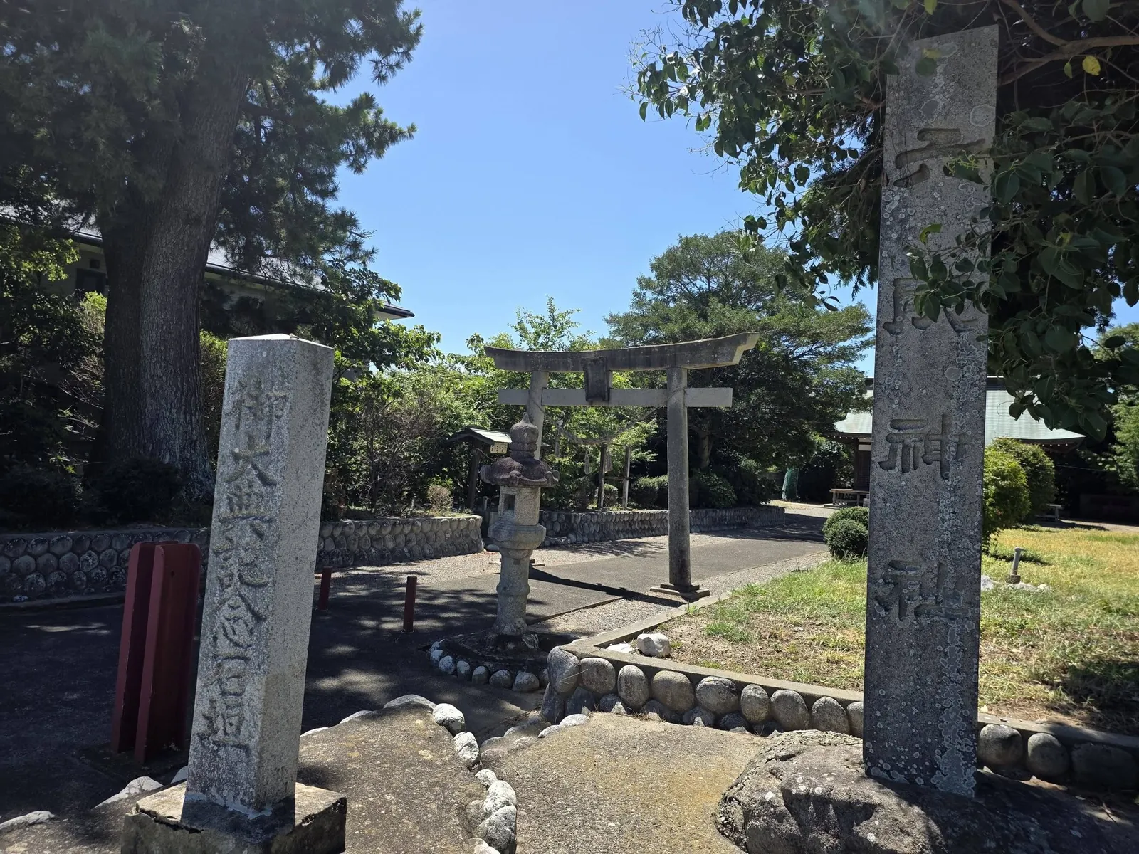 境内入口の石柱と鳥居。