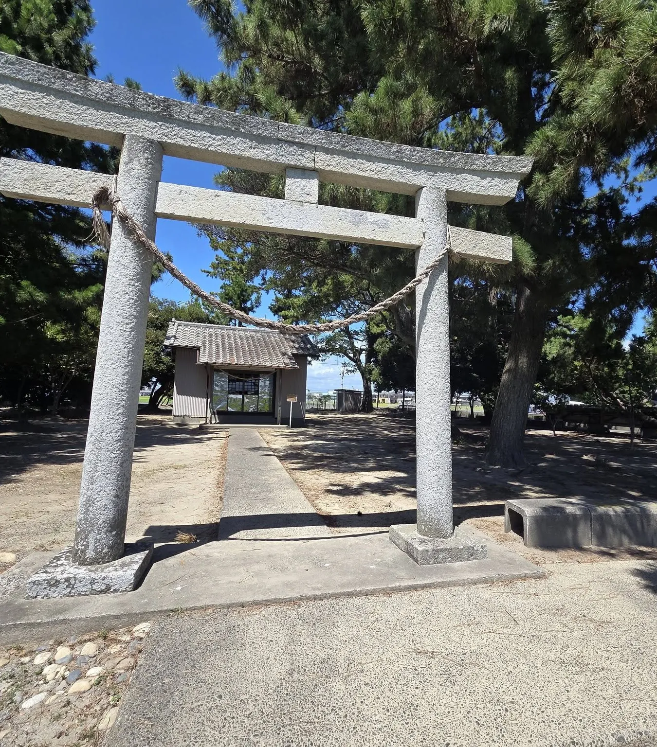 石鳥居と六所神社の参道。
