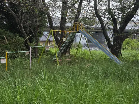 境内の社叢と児童遊具。高台の境内が地域の広場として使われている。