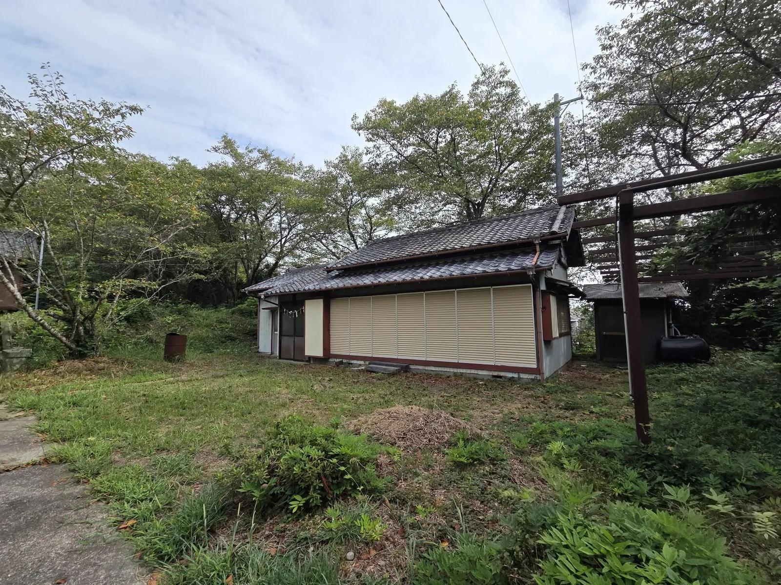 境内に立つ横長の建物。社殿とは参道を挟んで向かい合う。