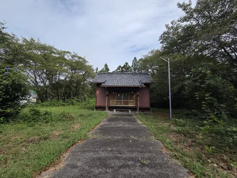 参道正面から見る社殿。高台の境内奥に木造社殿が立つ。
