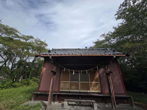 石段正面から見る社殿。向拝に注連縄を張る。