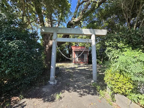 神明神社：石造鳥居の正面から神明神社の社殿を望む。