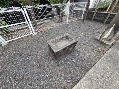 境内に残る石造物の基壇。