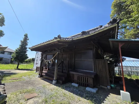 斜めから見た神明神社の社殿。