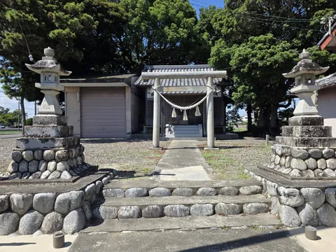 神明神社：石段と石灯籠の先に建つ神明神社の社殿。