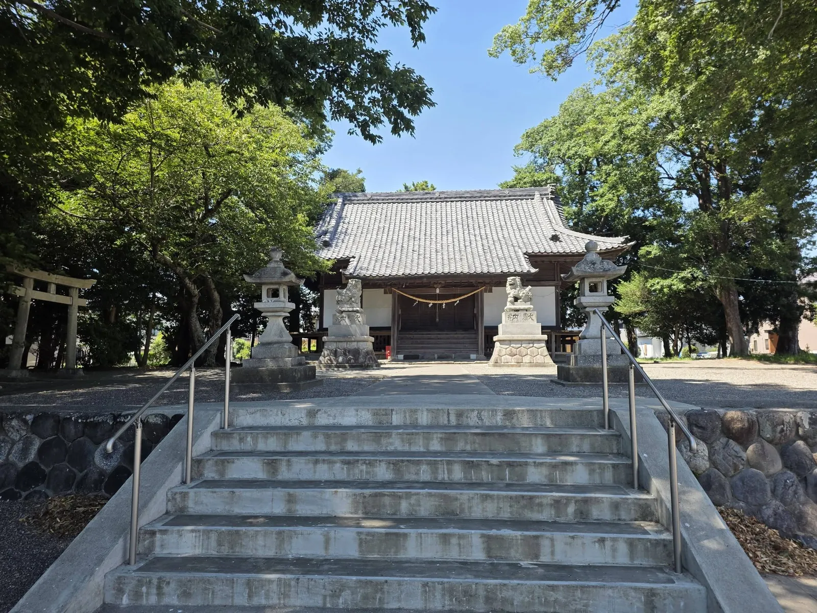 石段と石灯籠の先に建つ白羽神社の拝殿。
