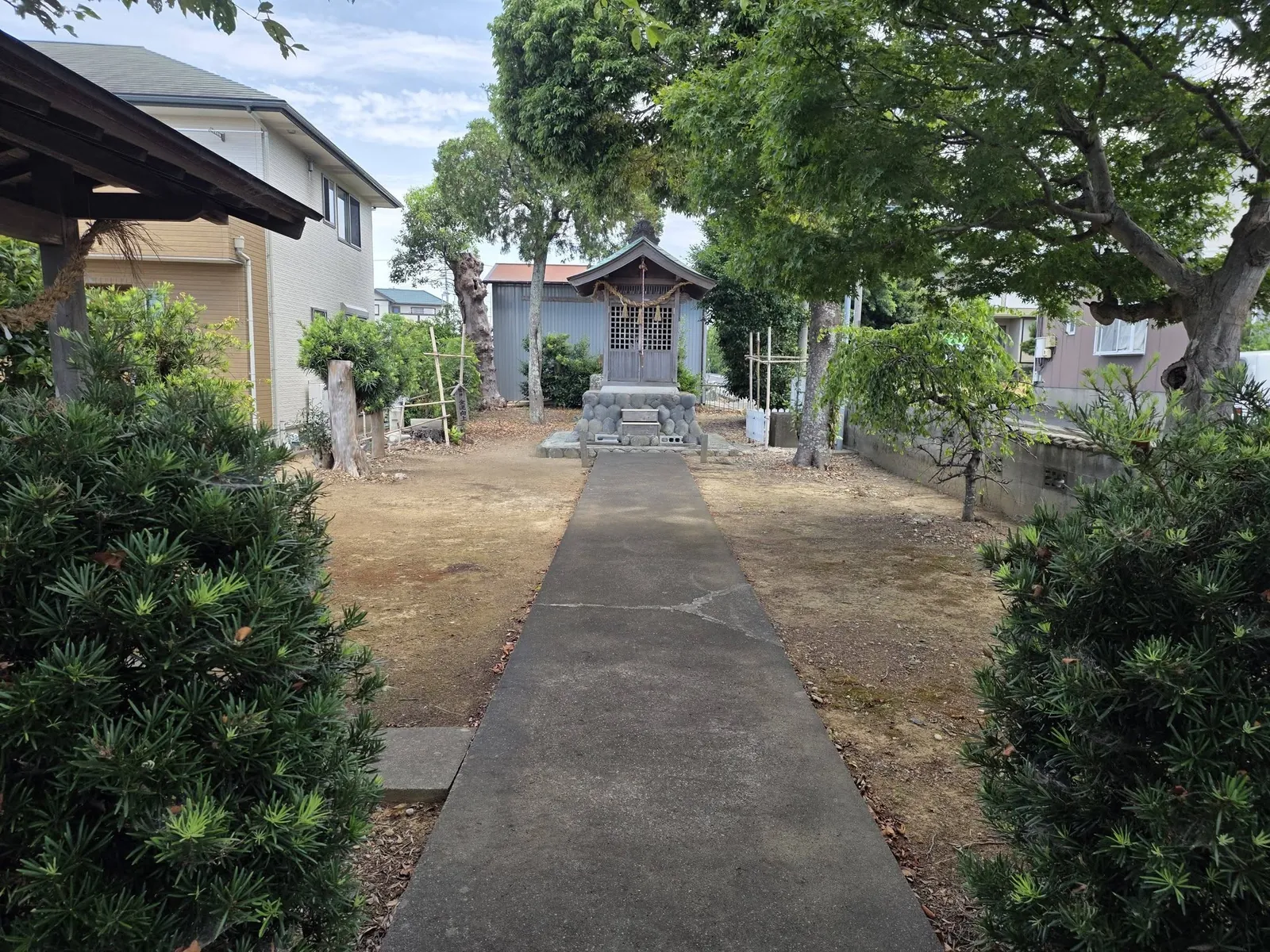 鳥居の内側から社殿を望む参道。左手前は手水舎。