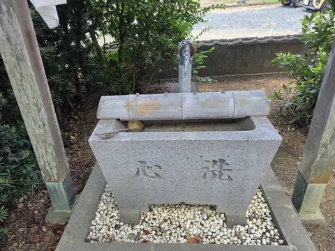 手水鉢に「心洗」と刻む。竹樋と柄杓を備える。