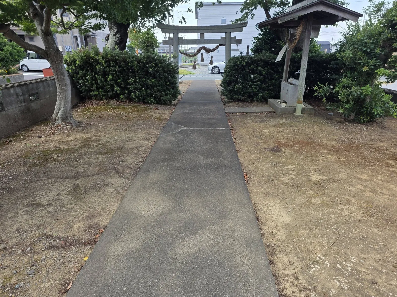 社殿前から鳥居を振り返る。右は手水舎。