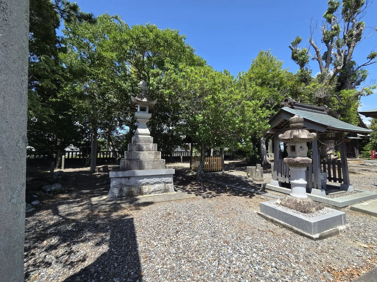 石灯籠と鳥居が並ぶ参道。