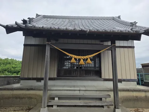 水神社の社殿正面。向拝に注連縄を掛ける。