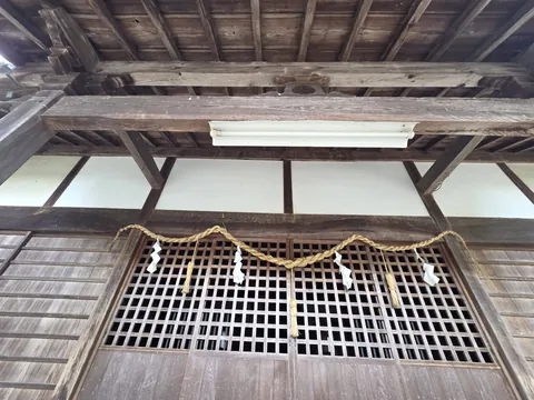 社殿正面の注連縄と木格子。