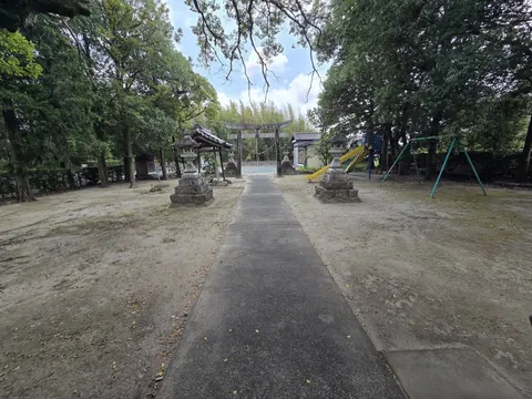 社殿へ続く参道と石灯籠。