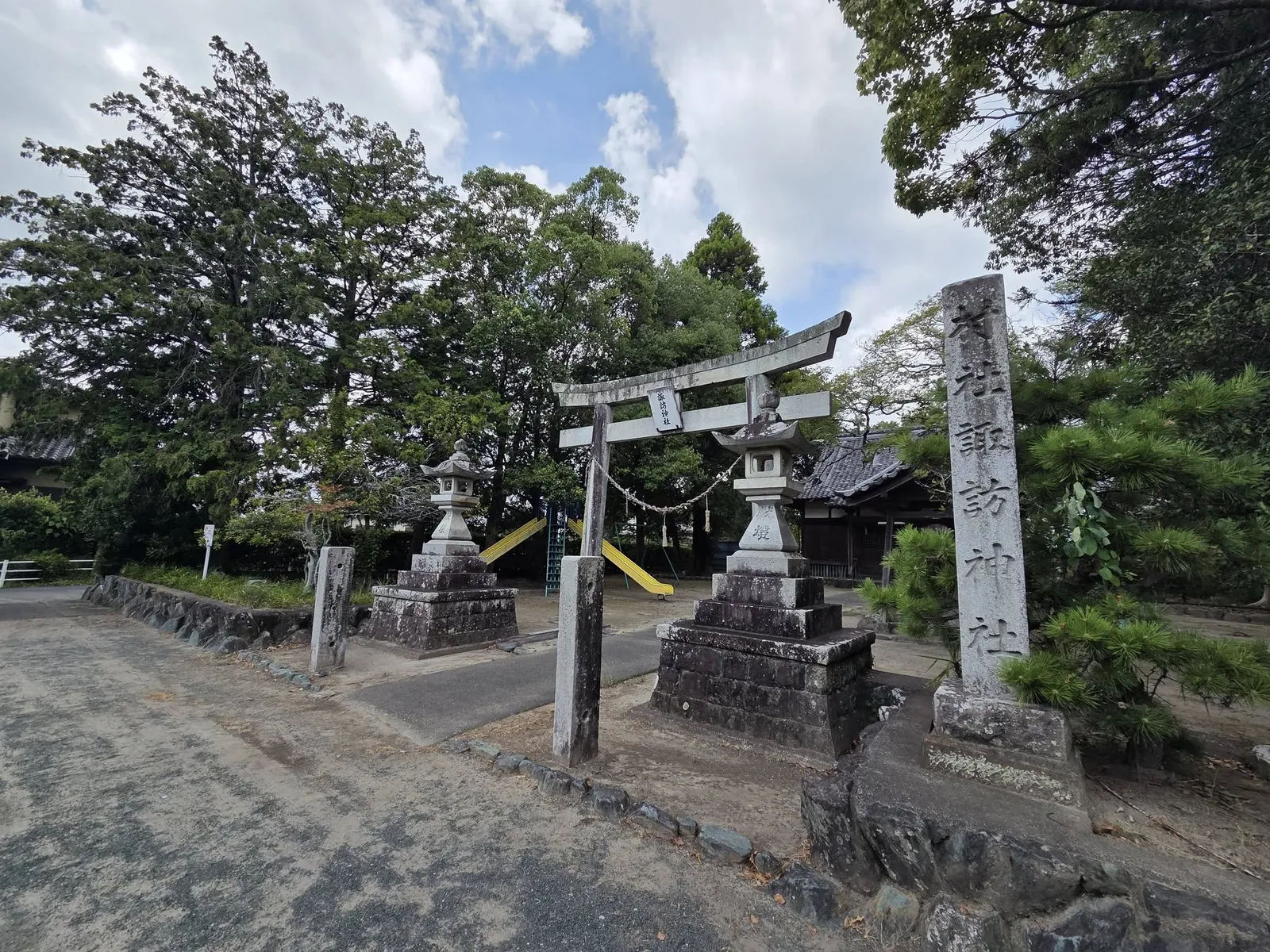 社号標と鳥居が並ぶ境内入口。