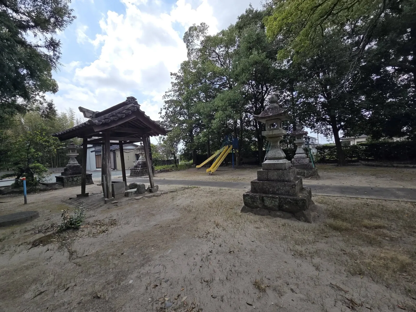 石灯籠のそばに建つ手水舎。