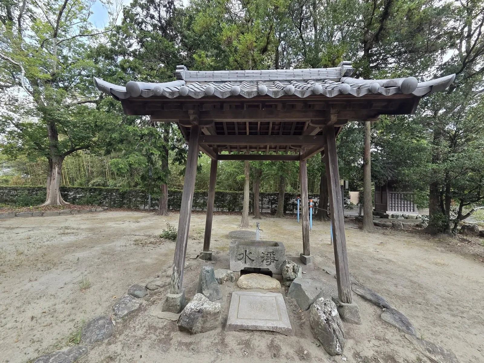 瓦屋根の手水舎と手水鉢。