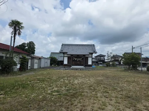 広い境内の奥に建つ諏訪神社の社殿。