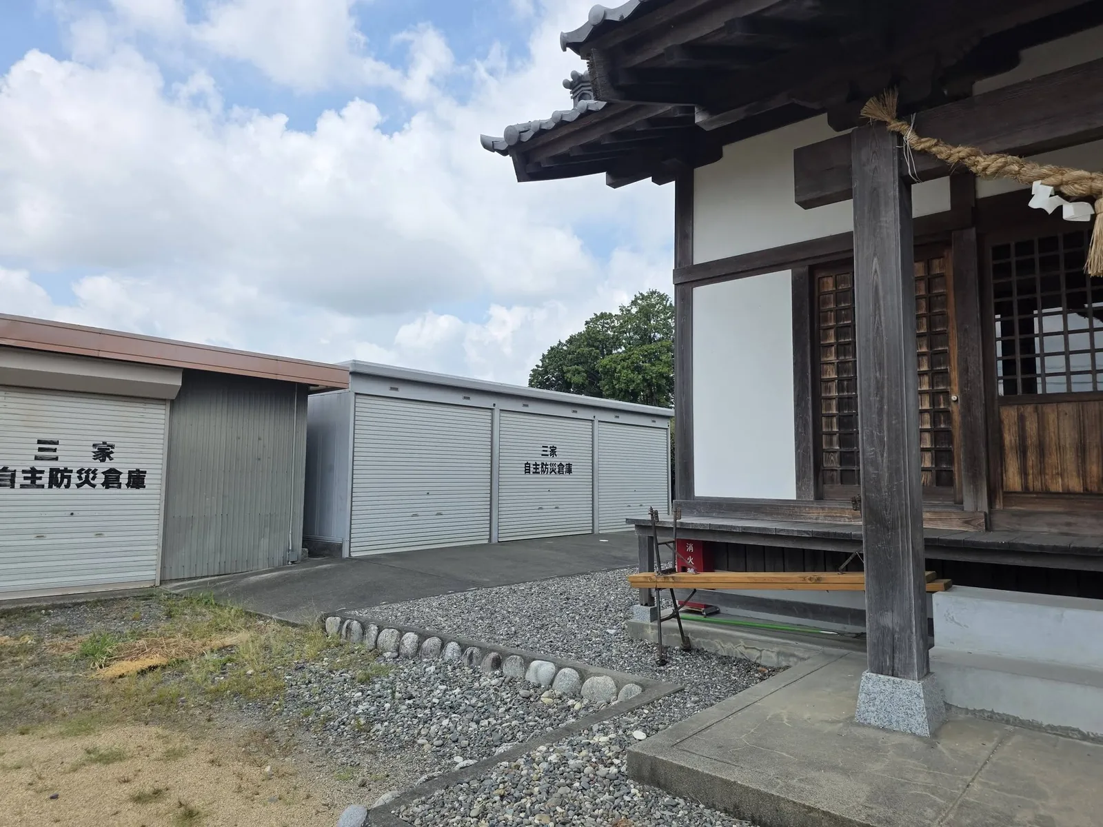 社殿の向拝と注連縄を斜めから見る。