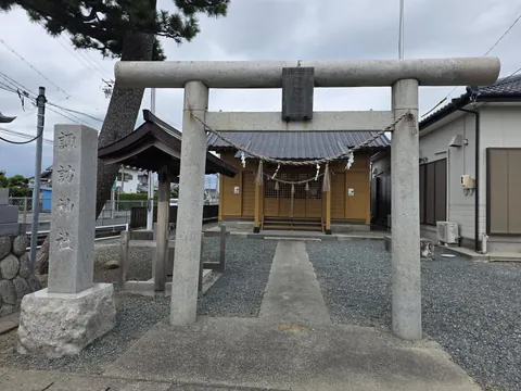 諏訪神社：石造鳥居の正面から社殿を望む。