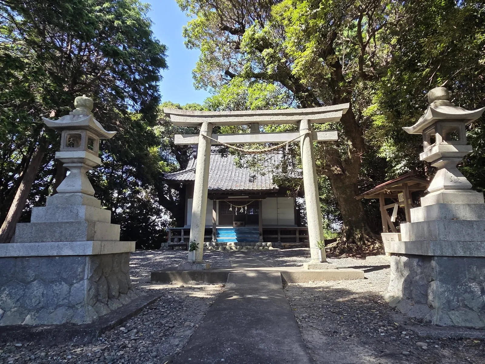 鳥居と社殿。