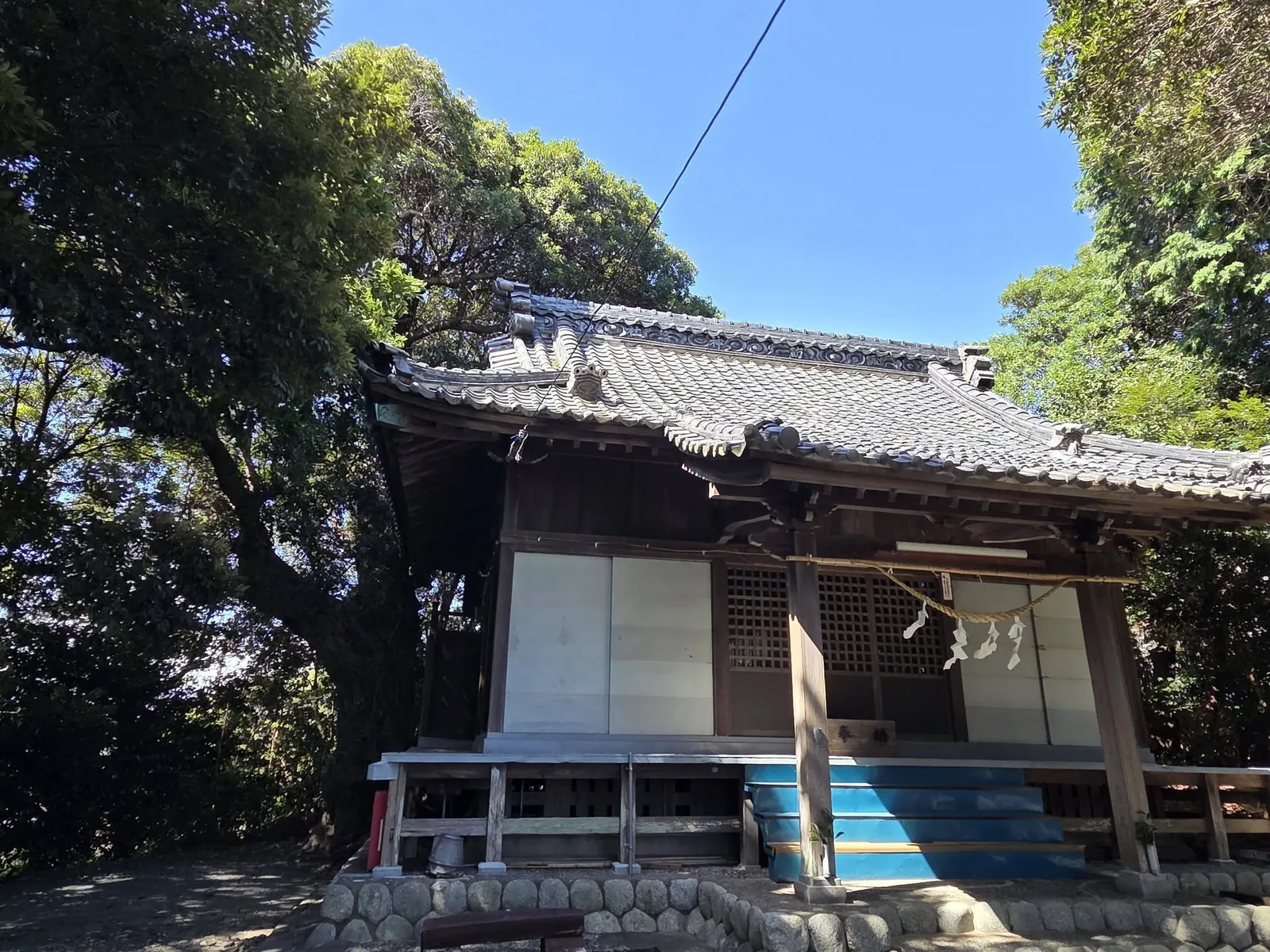 社殿側面と瓦屋根。