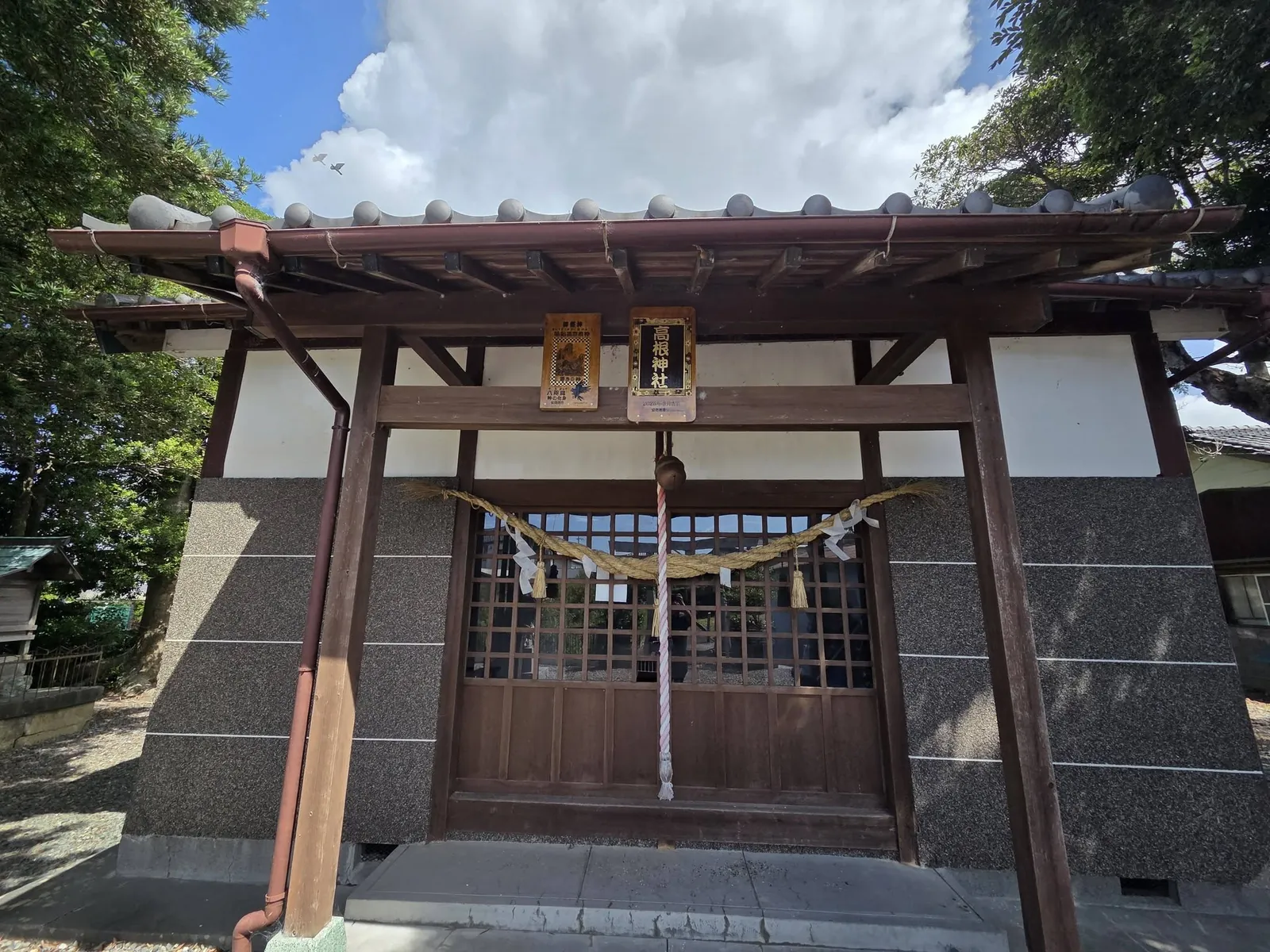 高根神社の社号額を掲げた社殿正面。