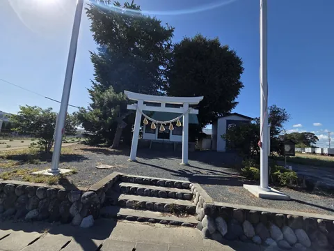 高根神社：白い鳥居と幟竿の間から社殿を望む。