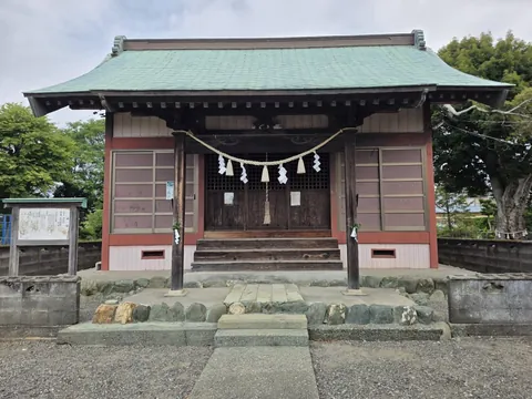 田中神社：社殿正面。向拝に注連縄を張る。