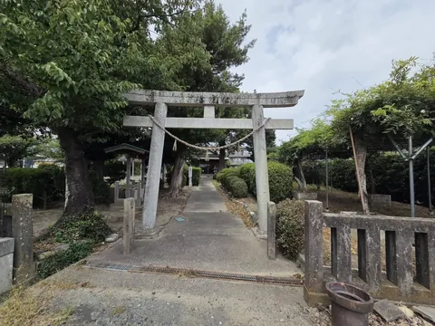 境内入口の石造鳥居と参道。
