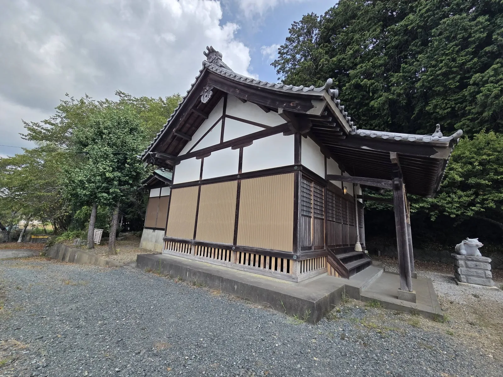 天神社の社殿を斜め前方から見る。