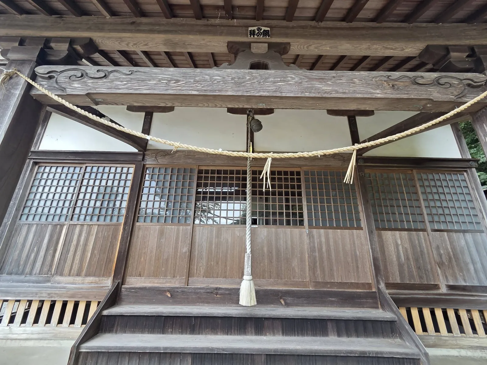 注連縄を掛けた社殿正面。