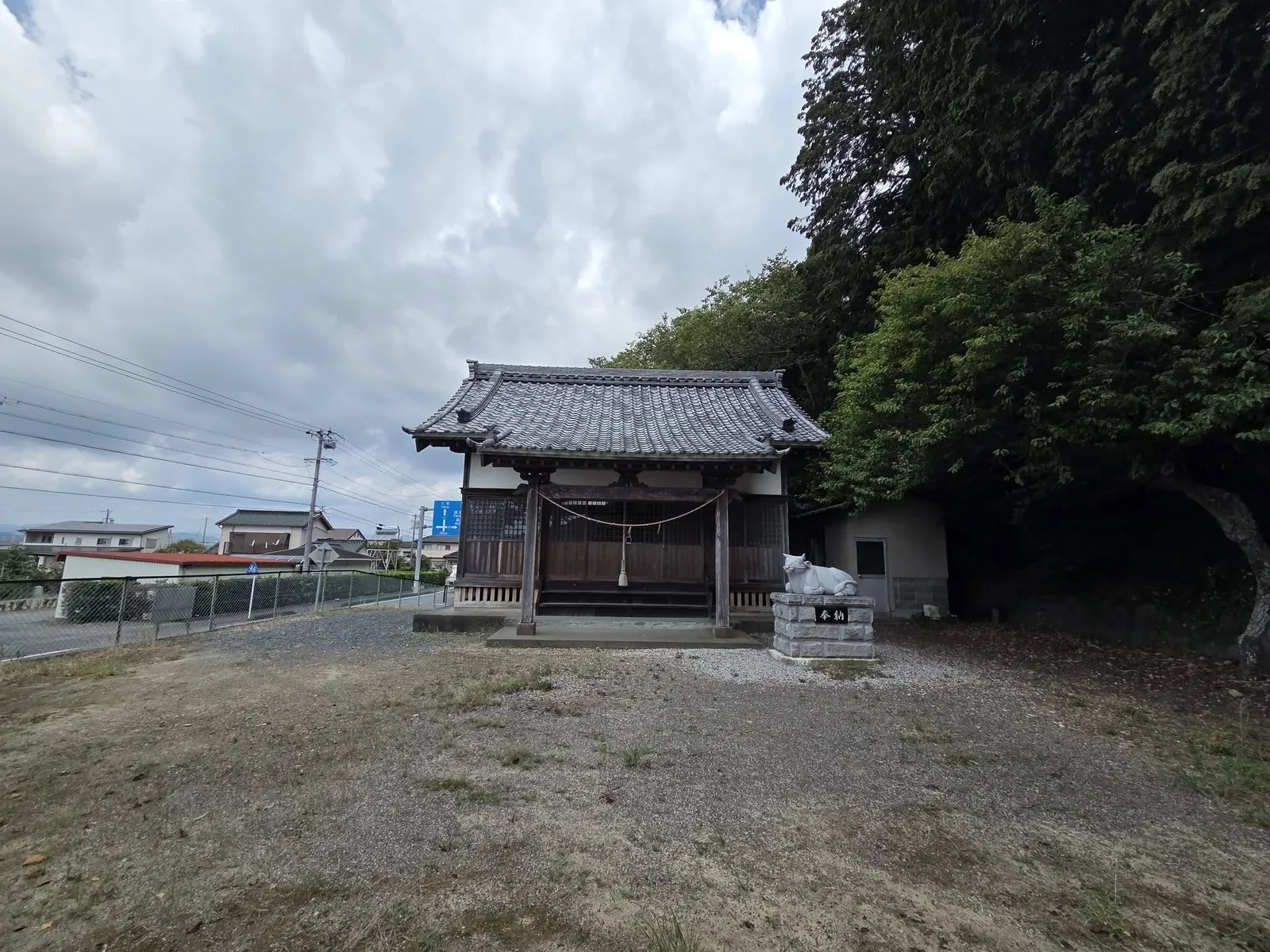境内奥に建つ社殿を引いて見る。