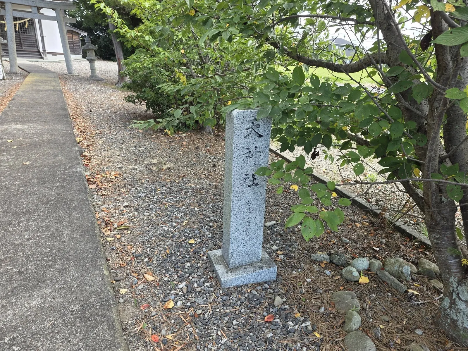 参道脇に立つ「天神社」の社号碑。